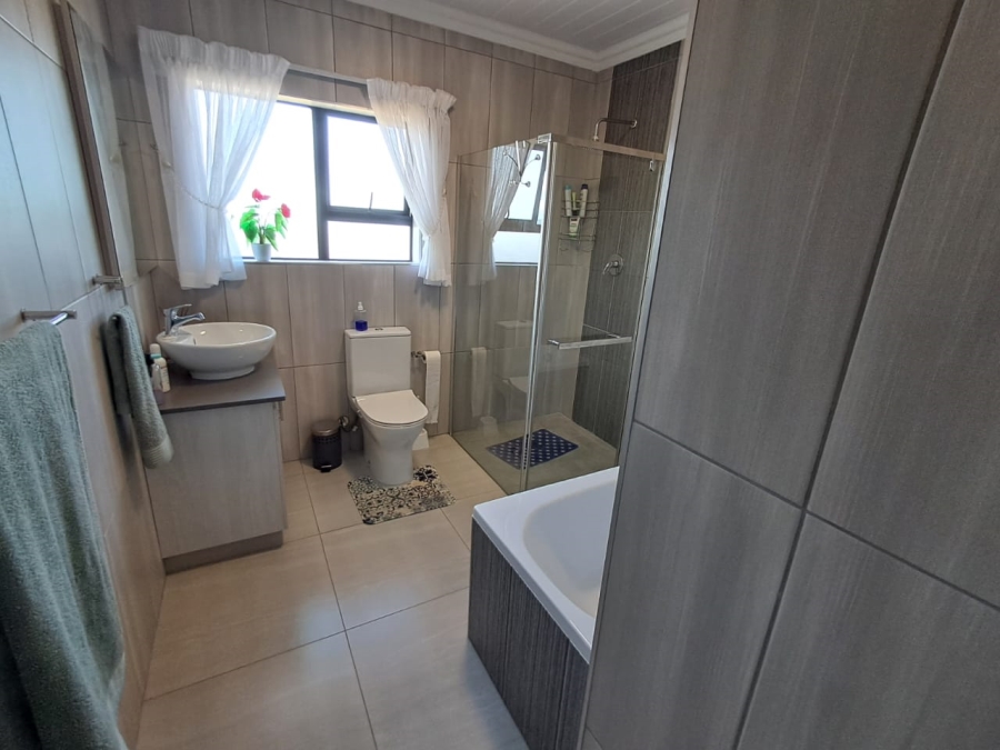 3 Bedroom Property for Sale in Avonddans Western Cape